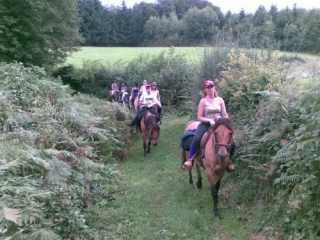  Descubre Morvan a caballo con Loisirs en Morvan Pbaños a caballo 